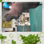 Mouse Beats Hippo KO Küchentuch (Gefaltet)