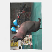 Mouse Beats Hippo KO Küchentuch (Vertikal)