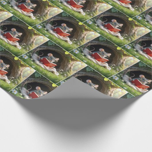 Mouse Reading a Red Book On a Blanket Geschenkpapier (Ecke)