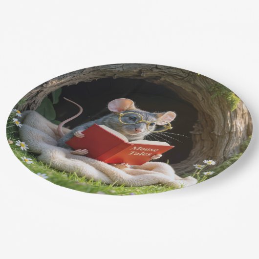 Mouse Reading a Red Book On a Blanket Pappteller (Schrägansicht)