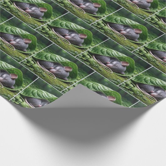 Mouse schlafen in grünem Leaf Geschenkpapier (Ecke)