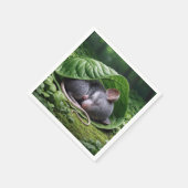 Mouse schlafen in grünem Leaf Serviette (Ecke)