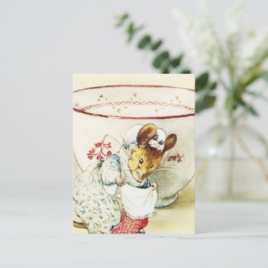 "Mouse Seamstress and Teacup" von Beatrix Potter Postkarte (Stehend Vorderseite)