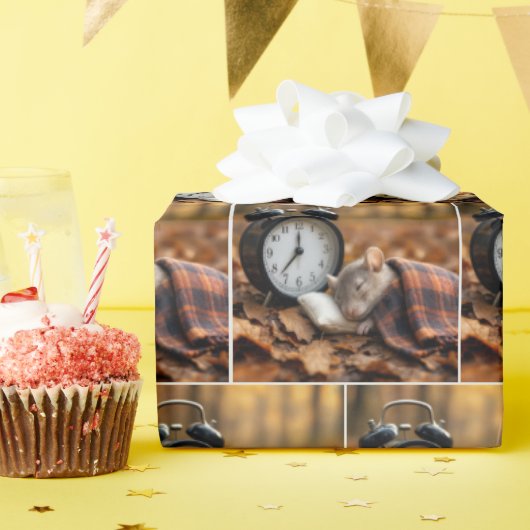 Mouse Sleeping By an Alarm Clock Geschenkpapier (Geburtstagsparty)