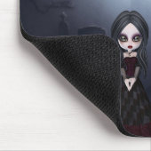 Mousepad mit gruseligem Goth Mädchen im Friedhof (Ecke)