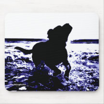 Mousepad schwarzer Labrador, der im Wasser spielt