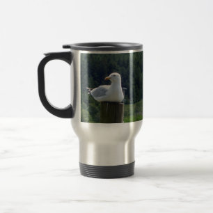 Möwe auf Zaunpfosten ruhend Wald Hintergrund Kunst Reisebecher