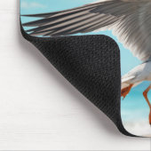 Möwe fliegt mit Bikini-Oberteil Mousepad (Ecke)