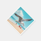 Möwe fliegt mit Bikini-Oberteil Serviette (Ecke)