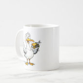 Möwe hält Fischsandwich an der Küste Kaffeetasse (Vorderseite Links)