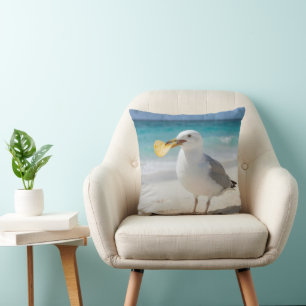 Möwe mit einer Kartoffelchip Kissen