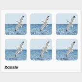 Möwe über dem Meer Quadratischer Aufkleber (Blatt)