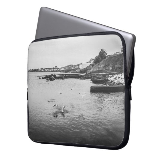 Möwen, die über den Ozean fliegen Laptopschutzhülle (Vorderseite Links)