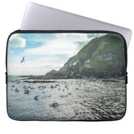 Möwen, die über die Bucht fliegen Laptopschutzhülle