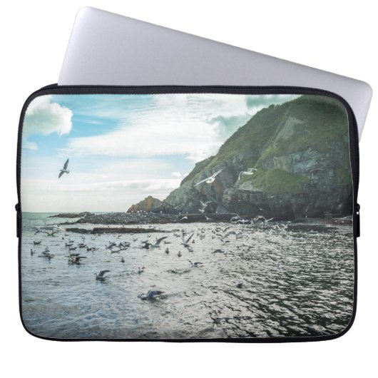 Möwen, die über die Bucht fliegen Laptopschutzhülle (Vorderseite)