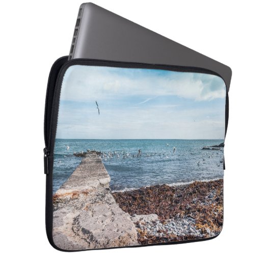 Möwen, die über die Bucht fliegen Laptopschutzhülle (Vorne Rechts)