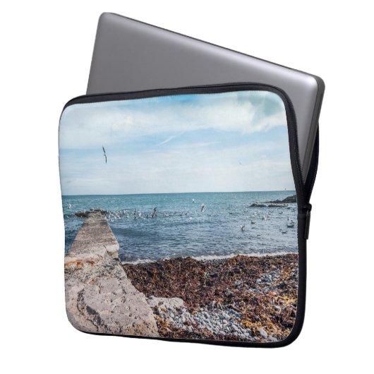 Möwen, die über die Bucht fliegen Laptopschutzhülle (Vorderseite Links)