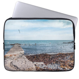 Möwen, die über die Bucht fliegen Laptopschutzhülle