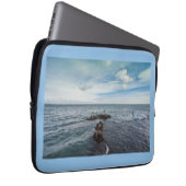 Möwen, die über die Felsen fliegen Laptopschutzhülle (Vorne Rechts)