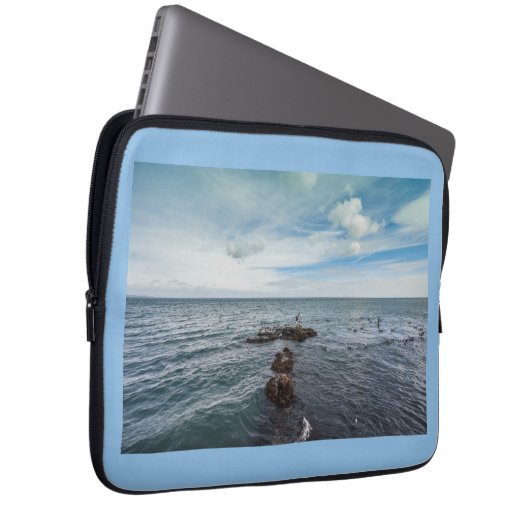 Möwen, die über die Felsen fliegen Laptopschutzhülle (Vorne Rechts)