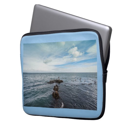 Möwen, die über die Felsen fliegen Laptopschutzhülle (Vorderseite Links)