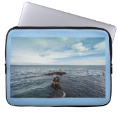 Möwen, die über die Felsen fliegen Laptopschutzhülle (Vorderseite)