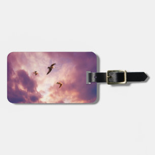 Möwen fliegen in einem Sonnenuntergangshimmel Gepäckanhänger