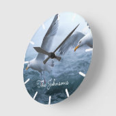 Möwen fliegen über das Meer Runde Wanduhr (Winkel)