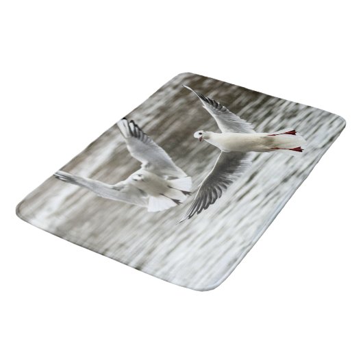 Möwen im Flug Badematte (Schrägansicht)