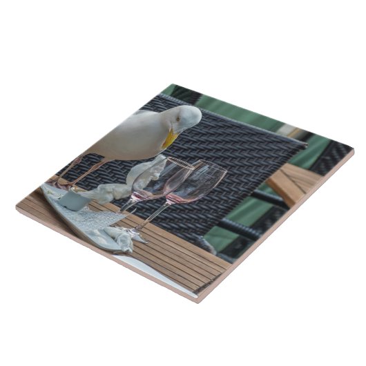 Möwen- und Weingläser mit Blick auf die Keramik Fliese (Seite)