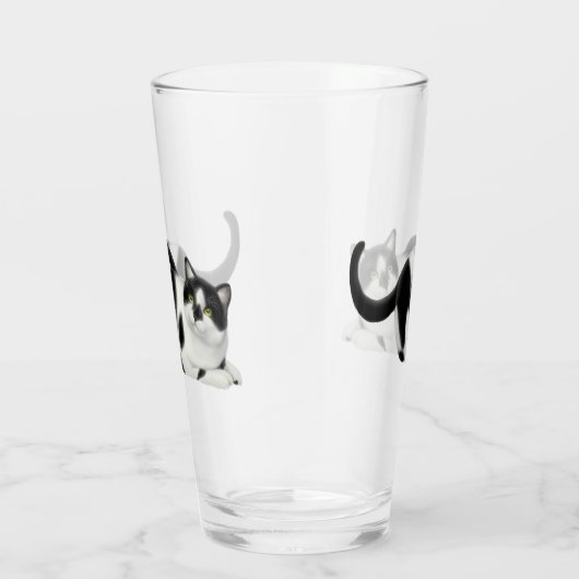 Moxie das Schwarz-weiße Kuh-Katzen-trinkende Glas (Rechts)