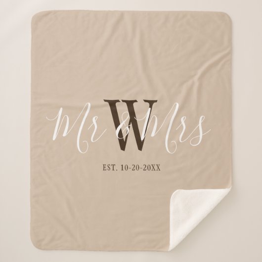 Mr. and Mrs Beige Script Family Monogram Name Sherpadecke (Vorderseite)