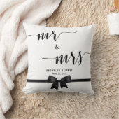 Mr. and Mrs Black and White Wedding Pillows Bow Kissen (Decke)