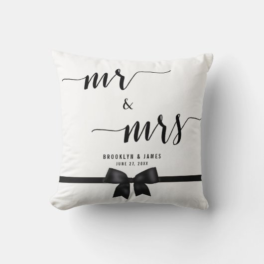 Mr. and Mrs Black and White Wedding Pillows Bow Kissen (Vorderseite)
