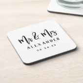 Mr. and Mrs Black Brushed Script Wedding Monogram Getränkeuntersetzer (Linke Seite)