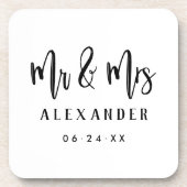 Mr. and Mrs Black Brushed Script Wedding Monogram Getränkeuntersetzer (Vorderseite)