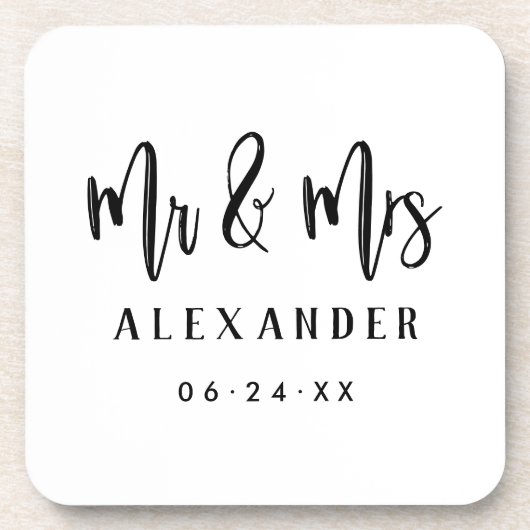 Mr. and Mrs Black Brushed Script Wedding Monogram Getränkeuntersetzer (Vorderseite)