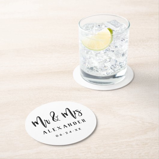 Mr. and Mrs Black Brushed Script Wedding Monogram Runder Pappuntersetzer (Vor Ort)