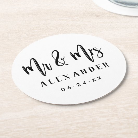 Mr. and Mrs Black Brushed Script Wedding Monogram Runder Pappuntersetzer (Angewinkelt)