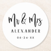 Mr. and Mrs Black Brushed Script Wedding Monogram Runder Pappuntersetzer (Vorderseite)