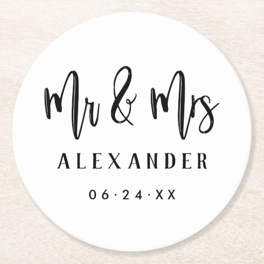 Mr. and Mrs Black Brushed Script Wedding Monogram Runder Pappuntersetzer (Vorderseite)