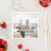 Mr. and Mrs Black Elegant Script Wedding Foto Serviette (Beispiel)