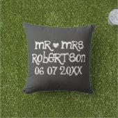 Mr. and Mrs. chalkboard Hochzeit im Freien Kissen (Golfball-Marker)