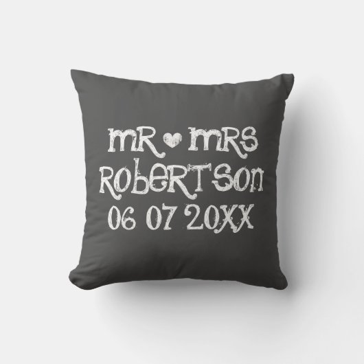 Mr. and Mrs. chalkboard Hochzeit im Freien Kissen (Vorderseite)