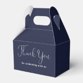 Mr. And Mrs. Elegant Script Navy Blue Wedding Geschenkschachtel (Rückseite)
