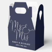 Mr. And Mrs. Elegant Script Navy Blue Wedding Geschenkschachtel (Geöffnet)