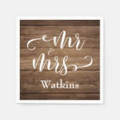 "Mr. and Mrs." Elegante weiße Schrift über Rustika Serviette (Vorderseite)