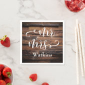 "Mr. and Mrs." Elegantes White Script auf Dark Woo Serviette (Beispiel)