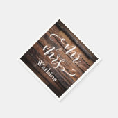 "Mr. and Mrs." Elegantes White Script auf Dark Woo Serviette (Ecke)