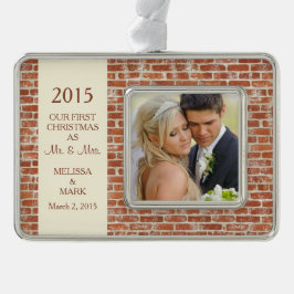 Mr. and Mrs First Christmas Foto Rustic Brick Rahmen-Ornament Silber